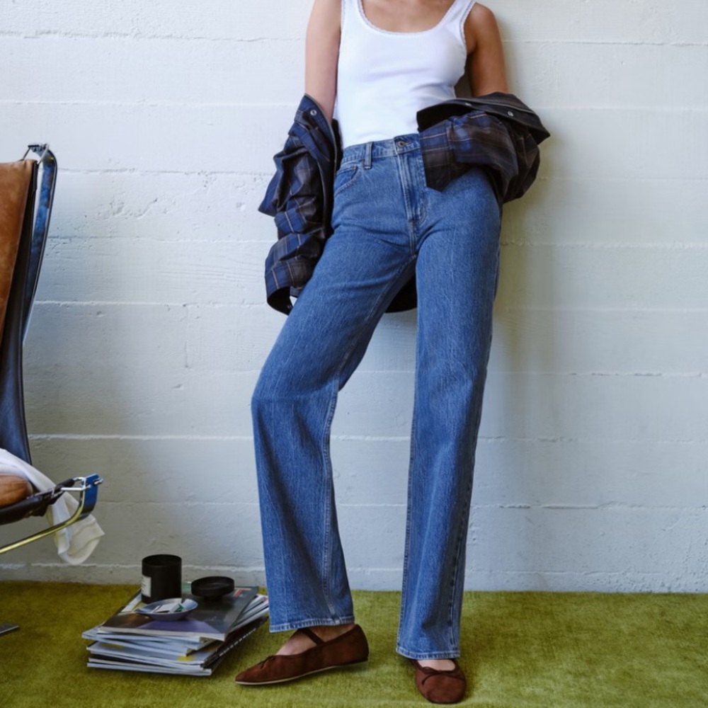 Abercrombie & Fitch Curve Love High Rise 90s Relaxed Jean, Medium Marble. 6T